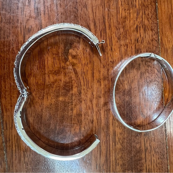 2 Vintage Monet Signed Bangle Bracelets - Picture 13 of 17